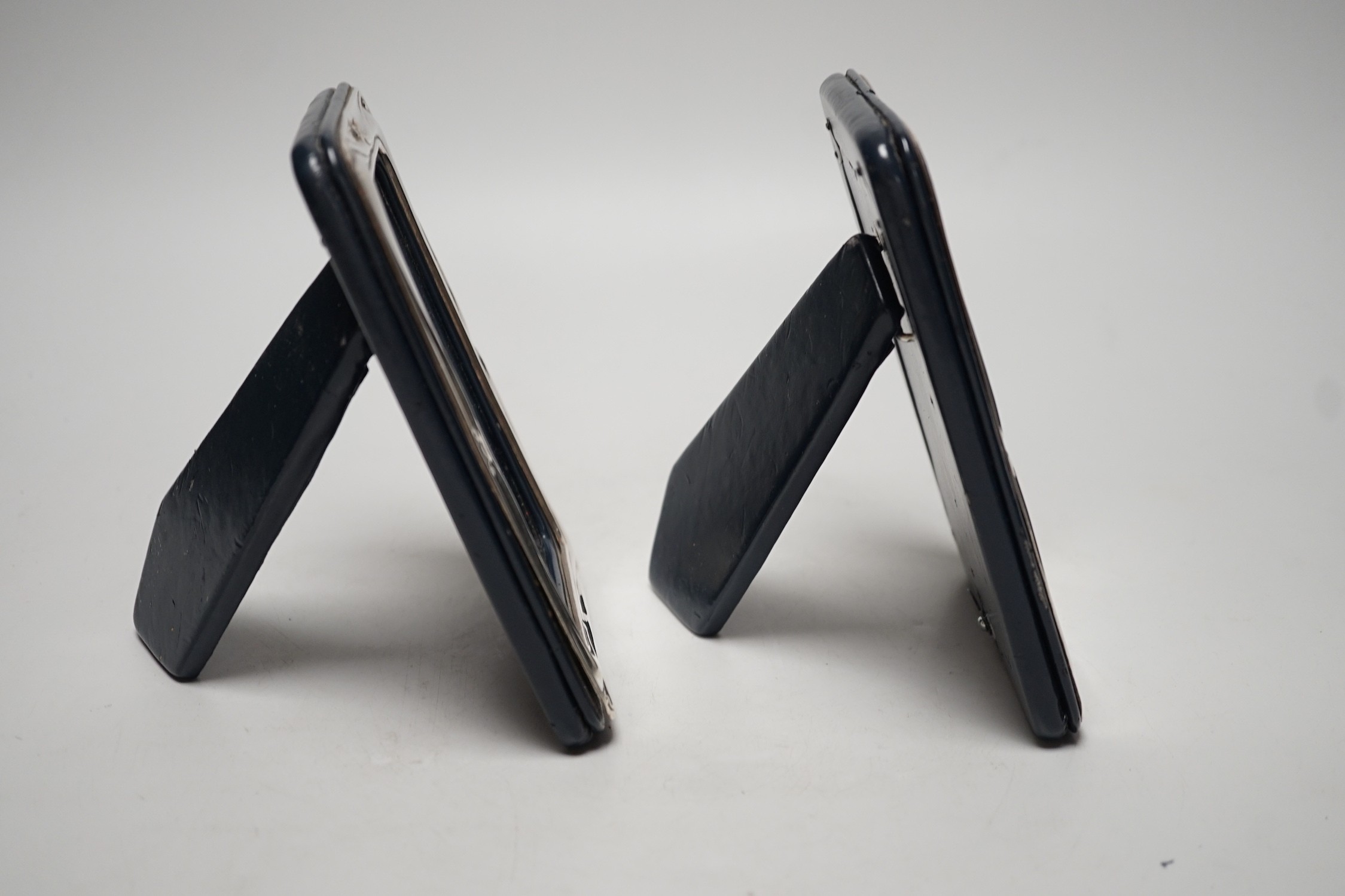 A modern pair of silver mounted rectangular photograph frames, Douglas Pell Silverware, Birmingham, 2000, 16.6cm.
